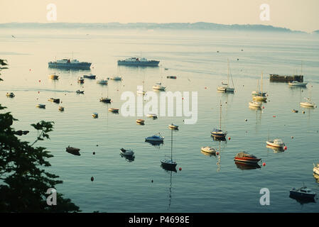 Bateaux au mouillage à Brixham Harbour au coucher du soleil, y compris Westerl Dame III et IV. Photo vers 1990 Banque D'Images