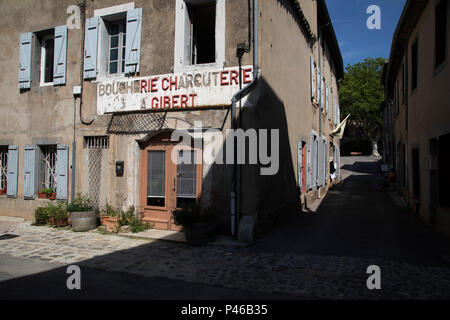 Scène de l'ancienne boucherie boutique dans le village médiéval de Lagrasse, Languedoc-Roussillon, France. Lagrasse est connu comme l'un des plus beaux villages français. Il se trouve dans la vallée de l'Orbieu et est célèbre pour son pont de pierre et l'Abbaye de Sainte Marie de Lagrasse, l'abbaye Sainte-Marie de Lagrasse, une abbaye bénédictine de style roman. Banque D'Images