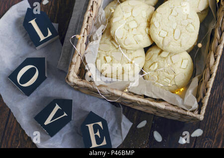Le chocolat blanc et biscuits aux amandes, biscuits fraîchement cuits au four Banque D'Images