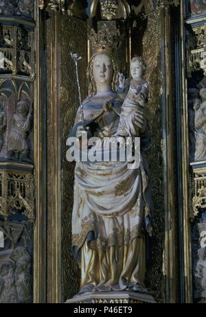 DETALLE DE LA VIRGEN EN EL RETABLO MAYOR DE LA CATEDRAL DE BARCELONA - Siglo XV - ALABASTRO POLICROMADO - GOTICO CATALAN. Auteur : Pere Johan (1398-après 1458). Emplacement : CATEDRAL-intérieur, Tarragone, Espagne. Banque D'Images