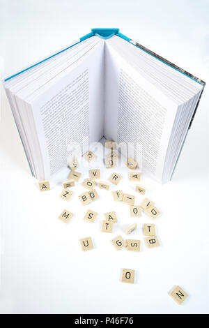 Lettres La chute d'un livre sur un tableau blanc Banque D'Images