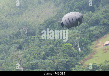 Une palette de chargement est parachutée de l'arrière d'un C-130 Hercules, affecté à la 934e Escadre de transport aérien, sur une zone d'atterrissage situé dans les jungles de Libreville au Gabon, le 18 juin 2016. L'exercice de l'Afrique de l'armée américaine Accord Central 2016 est un annuel, combinés, exercice militaire conjoint qui réunit les nations partenaires pour pratiquer et démontrer sa compétence dans la conduite des opérations de maintien de la paix. (DoD News photo par TSgt Brian Kimball) Banque D'Images