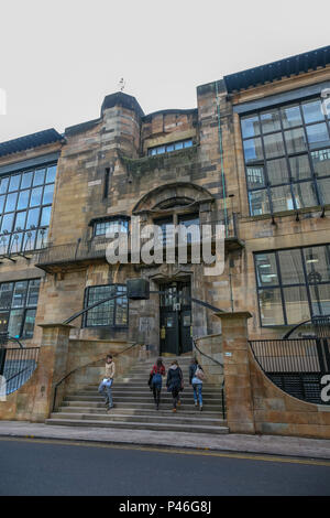 Photo prise avant l'incendie de la porte et entrée de la Charles Rennie Mackintosh conçu Glasgow School of Art, Glasgow, Écosse, Royaume-Uni Banque D'Images