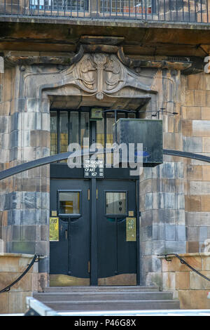 Photo prise avant l'incendie de la porte et entrée de la Charles Rennie Mackintosh conçu Glasgow School of Art, Glasgow, Écosse, Royaume-Uni Banque D'Images