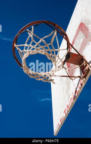 Panier de basket-ball against blue sky Banque D'Images