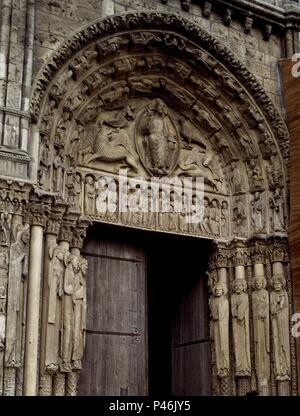 PORTADA DE LA FACHADA PRINCIPAL DE LA CATHÉDRALE DE CHARTRES - DETALLE DE LA PORTADA - SIGLO XIII - GOTICO FRANCES. Emplacement : CATEDRAL, Chartres, France. Banque D'Images
