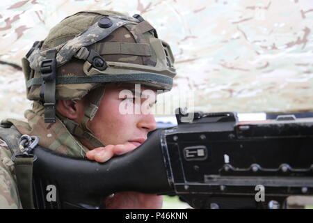 L'Armée britannique Pvt. Callum Barton du 3e Bataillon du Régiment de parachutistes, la 16e Brigade d'assaut aérien fournit la sécurité tout en effectuant une simulation de l'évacuation médicale au cours de réponse rapide 16 entraînement physique à la zone d'entraînement, un Hohenfels partie de la multinationale, Centre de préparation conjointe en Allemagne, Hohenfels, Jun. 17, 2016. La réaction rapide de l'exercice est l'un des premiers événements de formation en intervention de crise militaire pour les forces aéroportées dans le monde. L'exercice est conçu pour améliorer l'état de préparation de la base de combat de la Force de réaction des Etats-Unis dans le monde - en ce moment la 82nd Airborne Divisi Banque D'Images