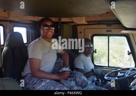 La CPS. Shanita Macklin (à gauche) et de la CPS. Angelica Colbert (à droite), des opérateurs de machinerie lourde avec la 168e Brigade, ingénieur de l'Armée du Mississippi National Guard l'exploitation d'un camion benne de 10 tonnes le 25 juin 2016 lors de l'opération Resolute Château à Novo Selo, la Bulgarie. Pendant plusieurs semaines, ces femmes utilisé matériel de construction lourde pour construire un réservoir manœuvre lane et zone d'attente de munitions dans le cadre de cette opération menée par l'américain consacré à l'Est de la sécurité européenne. (U.S. Photo de l'Armée Le lieutenant 1er Matthieu Gilbert, 194e Brigade du génie, Texas Army National Guard) Banque D'Images