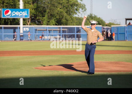 NORFOLK, VIRGINIE - Le Soldat de première classe Wesley Covey lance la première balle au Norfolk Tides' nuit Marine, le 18 juin. Covey, un Lowell, Mass., indigène, a été nommé le milieu marin du trimestre de l'Administration centrale et Service Battalion, U.S. Marine Corps Forces Command. Nuit Marine a eu lieu en l'honneur des hommes et femmes courageux qui ont servi, sont actuellement en service dans le Corps des Marines et de ceux qui ont consenti le sacrifice ultime. (U.S. Marine Corps photo par le Cpl. Logan Snyder) Banque D'Images