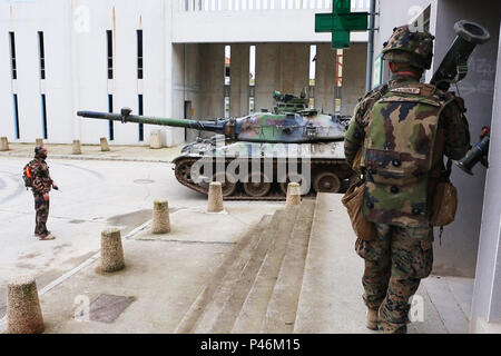 Le Corps des Marines des États-Unis. Chase C. Lawrence, un carabinier avec la compagnie Bravo, 1er Bataillon, 8e Régiment de Marines, air-sol marin à des fins spéciales Groupe Force-Crisis Response-Africa se prépare à tirer un M136 AT4 tube formation fusée antichar contre un char ennemi des soldats de l'armée française avec le Centre d'entraînement au combat urbain à bord de Sissonne Camp, France, le 17 juin 2016 au cours de la formation, SPMAGTF CENZUB-CR-AF Marines ont eu l'occasion de travailler en coopération avec une compagnie de soldats de l'armée française, l'intégration de leurs compétences et ressources, y compris des armes et des véhicules militaires pour former Banque D'Images