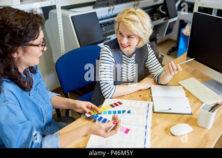 Palette de couleurs colleagues discussing in office Banque D'Images