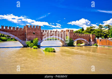 Pont de Castelvecchio sur l'Adige à Vérone, célèbre destination touristique dans la région de Vénétie en Italie Banque D'Images