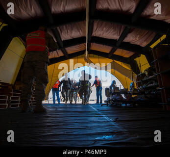 Les participants à la Rio Grande inférieur d'évacuation du patient un patient à rush mouvement du personnel médical pour être examiné à Harlingen, Texas, le 6 juin 2016. La gestion des urgences et les organismes d'application de la loi de l'état et fédéral se sont réunis pour passer à travers un exercice d'évacuation de l'air à l'Aéroport International d'Harlingen. L'exercice avait pour but de suivre les patients de l'hôpital à un concentrateur d'air où ils seraient à bord d'un avion, et d'être transportés jusqu'à la réception de l'hôpital. (U.S. Air Force photo par un membre de la 1re classe Keifer Bowes/libérés) Banque D'Images