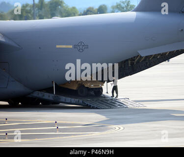 Arrimeur DU 164e Airlift Wing, MEMPHIS Air National Guard de déchargements DES VÉHICULES D'UN C-17 Globemaster III À MCGHEE TYSON AIR NATIONAL GUARD BASE PENDANT UNE PARTIE DU TENNESSEE 2016 MANŒUVRES. TENNESSEE EST UNE MANŒUVRE DE L'ÉTAT DE PRÉPARATION DES ÉPREUVES D'EFFORT DE L'AIR ET DE L'Army National Guard, NEW YORK LE PERSONNEL DE GESTION DES URGENCES, AINSI QUE PAR D'AUTRES MEMBRES DU PERSONNEL D'URGENCE. (U.S. AIR NATIONAL GUARD PHOTO PAR LE SGT KENDRA OWENBY, ARW 134 AFFAIRES PUBLIQUES) Banque D'Images