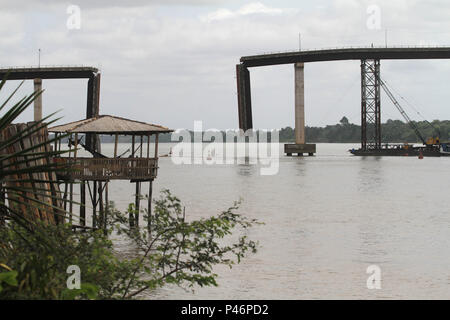 Moju, PA - 07/11/2014 : PONTE QUEBRADA NO PARÁ - Agricultura e un pecuária devem ser os principais setores da Economia do Pará un sofrer prejuízos com a Queda da ponte sobre o rio Alça Viária Moju, na. Isto porque un maior parte da produção - principalmente de carne e boi in vivo - é escoada pela rua PA-150. (Foto : Antonio Cicéron / Fotoarena) Banque D'Images