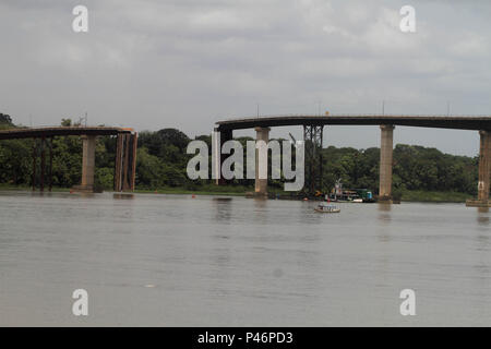 Moju, PA - 07/11/2014 : PONTE QUEBRADA NO PARÁ - Agricultura e un pecuária devem ser os principais setores da Economia do Pará un sofrer prejuízos com a Queda da ponte sobre o rio Alça Viária Moju, na. Isto porque un maior parte da produção - principalmente de carne e boi in vivo - é escoada pela rua PA-150. (Foto : Antonio Cicéron / Fotoarena) Banque D'Images