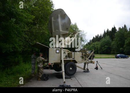 Les soldats américains du 44e Bataillon du Corps expéditionnaire tactique du Signal (basé sur Grafenwoehr Allemagne), configurer un terminal satellite de l'armée américaine de fournir de la voix et des données en bande de base de 6e Groupe CIS (Communication et Systèmes d'information). Saint Hubert, Belgique, le 28 juin 2016. Le 39e Bataillon du signal basée à Chièvres Belgique a développé un partenariat durable avec l'armée belge 6e Groupe CIS en menant des exercices combinés de la formation et de la communication. Les deux unités travaillent ensemble et d'explorer les défis techniques entourant l'interopérabilité avec l'espoir d'intégrer la communauté militaire Banque D'Images