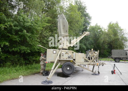 Les soldats américains du 44e Bataillon du Corps expéditionnaire tactique du Signal (basé sur Grafenwoehr Allemagne), configurer un terminal satellite de l'armée américaine de fournir de la voix et des données en bande de base de 6e Groupe CIS (Communication et Systèmes d'information). Saint Hubert, Belgique, le 28 juin 2016. Le 39e Bataillon du signal basée à Chièvres Belgique a développé un partenariat durable avec l'armée belge 6e Groupe CIS en menant des exercices combinés de la formation et de la communication. Les deux unités travaillent ensemble et d'explorer les défis techniques entourant l'interopérabilité avec l'espoir d'intégrer la communauté militaire Banque D'Images