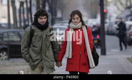 Film Original Titre : UN AMOUR DE JEUNESSE. Titre en anglais : AU REVOIR premier amour. Directeur : Film de Mia Hansen-LOVE. Année : 2011. Stars : Sebastian URZENDOWSKY ; LOLA CRETON. Crédit : LES FILMS PELLEAS / Album Banque D'Images