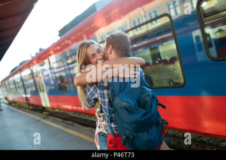 Beautiful couple Parting at train station Banque D'Images