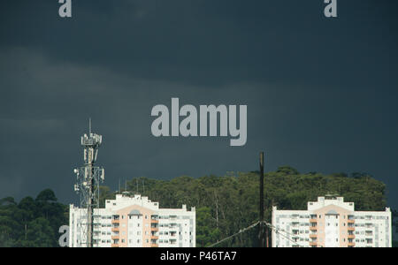 SÃO PAULO, SP - 25/11/2014 : CLIMA TEMPO - Um temporelle forte se forma na tarde desta mercredi, nas n'imediações CT Joaquim Grava, Zona Leste de São Paulo. (Foto : Gero / Fotoarena) Banque D'Images