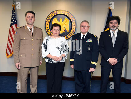 Le général de l'armée Frank Grass, chef, Bureau de la Garde nationale, troisième à partir de la gauche, accueille le général de Senad Masovic, gauche, la Bosnie-et-Herzégovine au sous-chef de la défense ; Marina Pendes, deuxième à gauche, la Bosnie-et-Herzégovine au ministre de la défense ; et la Bosnie-et-Herzégovine d'ambassadeur aux États-Unis Haris Hrle, droite, Minuteman Hall, le Pentagone, Washington, D.C., le 20 juin 2016. La Bosnie-Herzégovine est en partenariat avec le Maryland National Guard dans la Garde nationale du Programme de partenariat de l'État. (U.S. La Garde nationale de l'armée photo par le Sgt. 1re classe Jim Greenhill) (Sortie) Banque D'Images