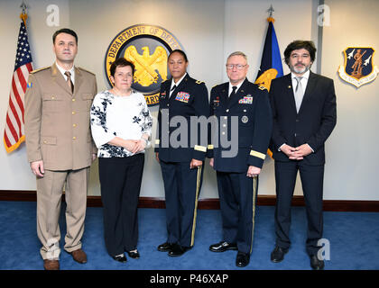 Le général de l'armée Frank Grass, chef, Bureau de la Garde nationale, troisième à partir de la gauche, accueille le général de Senad Masovic, gauche, la Bosnie-et-Herzégovine au sous-chef de la défense ; Marina Pendes, deuxième à gauche, la Bosnie-et-Herzégovine au ministre de la défense de l'armée ; le général de Linda Singh, adjudant général de la Garde nationale, au Maryland, et la Bosnie-et-Herzégovine d'ambassadeur aux États-Unis Haris Hrle, droite, Minuteman Hall, le Pentagone, Washington, D.C., le 20 juin 2016. La Bosnie-Herzégovine est en partenariat avec le Maryland National Guard dans la Garde nationale du Programme de partenariat de l'État. (U.S. La Garde nationale de l'armée photo par Sg Banque D'Images