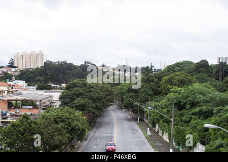 SÃO PAULO, SP - 24/12/2014 : CLIMA EM SÃO PAULO - Clima encoberto na região do Jd. Mont Kemel, Zona Sul da Capital, na tarde de hoje. Un previsão do tempo para a noite de natal é de tempo e pencadas fechado de karimaxi. (Foto : Walmor Carvalho / Fotoarena) Banque D'Images