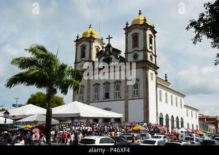 SALVADOR, BA - 26/12/2014 : ÚLTIMA MERCREDI 05 n'ANO EM SALVADOR - Na última mercredi 05 n'ano, em Salvador, fiéis sobem a Colina Sagrada para pedir bençãos e agradecer ao Senhor do bonfim, na Igreja do bonfim. Para os devotos candomblé n'a mercredi 05 é o dia ao dedicado orixá Oxalá, que no sincretismo é o Senhor do bonfim - Jésus. Neste dia, veste-se em branco o reverência ao pai maior dos orixás, Oxalá. Plusieurs missas campais são celebradas durante o dia, desde que cinco da Manhã. Em frente a igreja, há também comme bençãos dadas por seguidores de religiões matriz de africana, com banhos de mi Banque D'Images