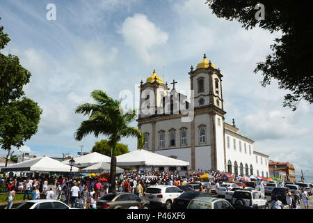 SALVADOR, BA - 26/12/2014 : ÚLTIMA MERCREDI 05 n'ANO EM SALVADOR - Na última mercredi 05 n'ano, em Salvador, fiéis sobem a Colina Sagrada para pedir bençãos e agradecer ao Senhor do bonfim, na Igreja do bonfim. Para os devotos candomblé n'a mercredi 05 é o dia ao dedicado orixá Oxalá, que no sincretismo é o Senhor do bonfim - Jésus. Neste dia, veste-se em branco o reverência ao pai maior dos orixás, Oxalá. Plusieurs missas campais são celebradas durante o dia, desde que cinco da Manhã. Em frente a igreja, há também comme bençãos dadas por seguidores de religiões matriz de africana, com banhos de mi Banque D'Images