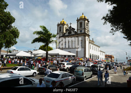 SALVADOR, BA - 26/12/2014 : ÚLTIMA MERCREDI 05 n'ANO EM SALVADOR - Na última mercredi 05 n'ano, em Salvador, fiéis sobem a Colina Sagrada para pedir bençãos e agradecer ao Senhor do bonfim, na Igreja do bonfim. Para os devotos candomblé n'a mercredi 05 é o dia ao dedicado orixá Oxalá, que no sincretismo é o Senhor do bonfim - Jésus. Neste dia, veste-se em branco o reverência ao pai maior dos orixás, Oxalá. Plusieurs missas campais são celebradas durante o dia, desde que cinco da Manhã. Em frente a igreja, há também comme bençãos dadas por seguidores de religiões matriz de africana, com banhos de mi Banque D'Images