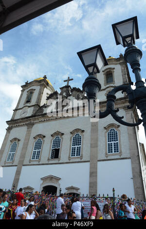 SALVADOR, BA - 26/12/2014 : ÚLTIMA MERCREDI 05 n'ANO EM SALVADOR - Na última mercredi 05 n'ano, em Salvador, fiéis sobem a Colina Sagrada para pedir bençãos e agradecer ao Senhor do bonfim, na Igreja do bonfim. Para os devotos candomblé n'a mercredi 05 é o dia ao dedicado orixá Oxalá, que no sincretismo é o Senhor do bonfim - Jésus. Neste dia, veste-se em branco o reverência ao pai maior dos orixás, Oxalá. Plusieurs missas campais são celebradas durante o dia, desde que cinco da Manhã. Em frente a igreja, há também comme bençãos dadas por seguidores de religiões matriz de africana, com banhos de mi Banque D'Images