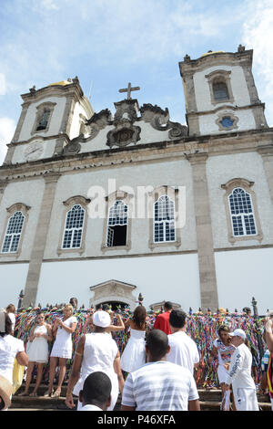 SALVADOR, BA - 26/12/2014 : ÚLTIMA MERCREDI 05 n'ANO EM SALVADOR - Na última mercredi 05 n'ano, em Salvador, fiéis sobem a Colina Sagrada para pedir bençãos e agradecer ao Senhor do bonfim, na Igreja do bonfim. Para os devotos candomblé n'a mercredi 05 é o dia ao dedicado orixá Oxalá, que no sincretismo é o Senhor do bonfim - Jésus. Neste dia, veste-se em branco o reverência ao pai maior dos orixás, Oxalá. Plusieurs missas campais são celebradas durante o dia, desde que cinco da Manhã. Em frente a igreja, há também comme bençãos dadas por seguidores de religiões matriz de africana, com banhos de mi Banque D'Images