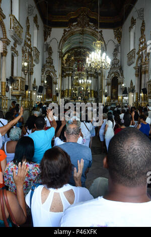 SALVADOR, BA - 26/12/2014 : ÚLTIMA MERCREDI 05 n'ANO EM SALVADOR - Na última mercredi 05 n'ano, em Salvador, fiéis sobem a Colina Sagrada para pedir bençãos e agradecer ao Senhor do bonfim, na Igreja do bonfim. Para os devotos candomblé n'a mercredi 05 é o dia ao dedicado orixá Oxalá, que no sincretismo é o Senhor do bonfim - Jésus. Neste dia, veste-se em branco o reverência ao pai maior dos orixás, Oxalá. Plusieurs missas campais são celebradas durante o dia, desde que cinco da Manhã. Em frente a igreja, há também comme bençãos dadas por seguidores de religiões matriz de africana, com banhos de mi Banque D'Images