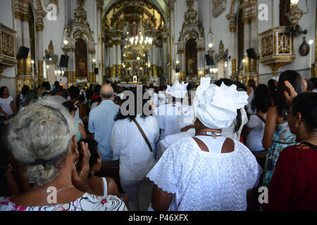 SALVADOR, BA - 26/12/2014 : ÚLTIMA MERCREDI 05 n'ANO EM SALVADOR - Na última mercredi 05 n'ano, em Salvador, fiéis sobem a Colina Sagrada para pedir bençãos e agradecer ao Senhor do bonfim, na Igreja do bonfim. Para os devotos candomblé n'a mercredi 05 é o dia ao dedicado orixá Oxalá, que no sincretismo é o Senhor do bonfim - Jésus. Neste dia, veste-se em branco o reverência ao pai maior dos orixás, Oxalá. Plusieurs missas campais são celebradas durante o dia, desde que cinco da Manhã. Em frente a igreja, há também comme bençãos dadas por seguidores de religiões matriz de africana, com banhos de mi Banque D'Images