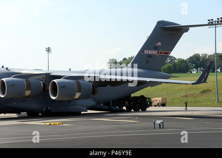 Arrimeur DU 164e Airlift Wing, MEMPHIS Air National Guard de déchargements DES VÉHICULES D'UN C-17 Globemaster III À MCGHEE TYSON AIR NATIONAL GUARD BASE PENDANT UNE PARTIE DU TENNESSEE 2016 MANŒUVRES. TENNESSEE EST UNE MANŒUVRE DE L'ÉTAT DE PRÉPARATION DES ÉPREUVES D'EFFORT DE L'AIR ET DE L'Army National Guard, NEW YORK LE PERSONNEL DE GESTION DES URGENCES, AINSI QUE PAR D'AUTRES MEMBRES DU PERSONNEL D'URGENCE. (U.S. AIR NATIONAL GUARD PHOTO PAR LE SGT KENDRA OWENBY, ARW 134 AFFAIRES PUBLIQUES) Banque D'Images