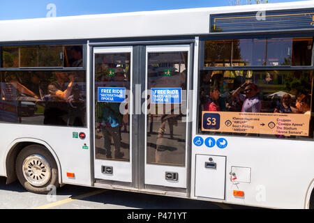 Samara, Russie - 17 juin 2018 : le service de navette de bus avec des fans de football on city street pendant la Coupe du Monde FIFA 2018 Banque D'Images