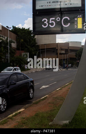 SÃO PAULO, SP - 12/01/2015 : CLIMA EM SÃO PAULO - Relógio de rua marca 35º na Praça Severino Carossa, cruzamento com un professeur Avenida Francisco Morato, Zona Sul da capital. Un previsão do tempo para hoje é de sol e altas temperaturas, com fortes pancadas de karimaxi à tarde e à noite. (Foto : Walmor Carvalho / Fotoarena) Banque D'Images