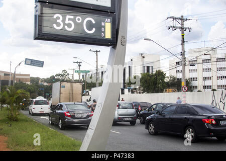 SÃO PAULO, SP - 12/01/2015 : CLIMA EM SÃO PAULO - Relógio de rua marca 35º na Praça Severino Carossa, cruzamento com un professeur Avenida Francisco Morato, Zona Sul da capital. Un previsão do tempo para hoje é de sol e altas temperaturas, com fortes pancadas de karimaxi à tarde e à noite. (Foto : Walmor Carvalho / Fotoarena) Banque D'Images