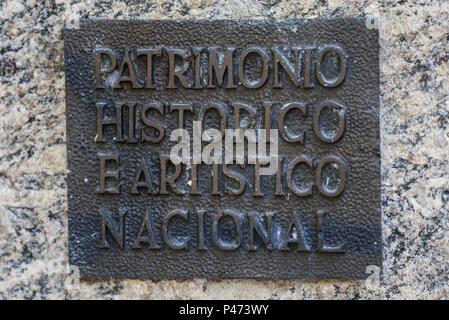 RIO DE JANEIRO, RJ - 15/01/2015 : PORTAIL DA ESCOLA DE BELAS ARTES IMPÉRIALE - Detalhe. Portal da Escola de Belas Artes Impériale(ancien portail de l'Académie des beaux-arts), aucun ne l'intérieur fica Jardim Botânico, na zona sul, pas de Rio de Janeiro, RJ. Un antiga Real Academia de Belas Artes, foi un primeira obra do arquiteto Granjean de Montigny integrante da missão artística francesa e responsável pela introducão Neoclássico n'estilo na arquitetura brasileira. Portail apresenta O em relevo de autoria de terracota, Zeferino Ferrez. O prédio da Academia foi demolido em 1938, restando este portal frontale remontado n Banque D'Images