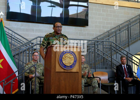 Le colonel Adolf Jardim, commandant adjoint de la Force de défense du Suriname, prend la parole à la cérémonie du 10ème anniversaire de l'État Programme de partenariat entre la Garde nationale du Dakota du Sud et le Suriname au quartier général de la Force interarmées, Camp, rapide Rapid City, S.D. 22 Juin, 2016. Banque D'Images