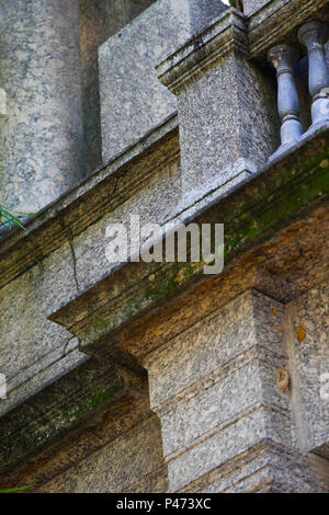 RIO DE JANEIRO, RJ - 15/01/2015 : PORTAIL DA ESCOLA DE BELAS ARTES IMPÉRIALE - Detalhe. Portal da Escola de Belas Artes Impériale(ancien portail de l'Académie des beaux-arts), aucun ne l'intérieur fica Jardim Botânico, na zona sul, pas de Rio de Janeiro, RJ. Un antiga Real Academia de Belas Artes, foi un primeira obra do arquiteto Granjean de Montigny integrante da missão artística francesa e responsável pela introducão Neoclássico n'estilo na arquitetura brasileira. Portail apresenta O em relevo de autoria de terracota, Zeferino Ferrez. O prédio da Academia foi demolido em 1938, restando este portal frontale remontado n Banque D'Images