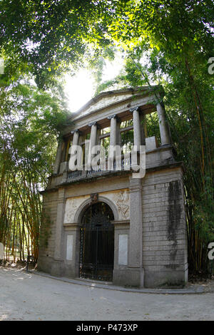 RIO DE JANEIRO, RJ - 15/01/2015 : PORTAIL DA ESCOLA DE BELAS ARTES IMPÉRIALE - Portal da Escola de Belas Artes Impériale(ancien portail de l'Académie des beaux-arts), aucun ne l'intérieur fica Jardim Botânico, na zona sul, pas de Rio de Janeiro, RJ. Un antiga Real Academia de Belas Artes, foi un primeira obra do arquiteto Granjean de Montigny integrante da missão artística francesa e responsável pela introducão Neoclássico n'estilo na arquitetura brasileira. Portail apresenta O em relevo de autoria de terracota, Zeferino Ferrez. O prédio da Academia foi demolido em 1938, restando este portal frontale remontado no Jardim Banque D'Images