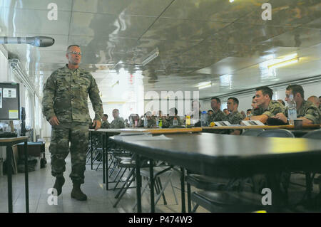 Les soldats de plusieurs nations écouter Command Sgt. Principaux Timothy N. Johnson au cours de leur première séance d'information sur la formation au contrôleur d'observateur l'Observateur Coach Trainer Academy, à l'opération Réponse rapide à la formation dans le sud-est de la zone Hohenfels Allemagne, le 7 juin 2016. La réaction rapide de l'exercice est l'un des premiers événements de formation en intervention de crise militaire pour les forces aéroportées dans le monde. L'exercice est conçu pour améliorer l'état de préparation de la base de combat de la Force de réaction des Etats-Unis dans le monde -- en ce moment la 82e Division aéroportée, 1ère Brigade Combat Team -- d'effectuer le par Banque D'Images