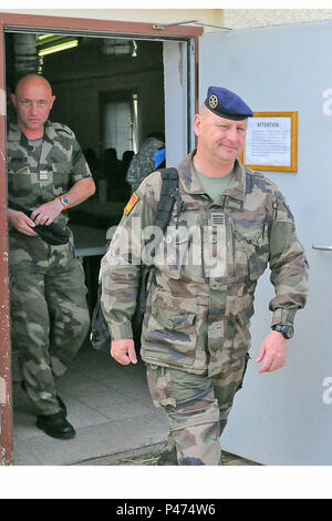 Deux officiers de l'armée française la sortie d'une salle de classe après avoir reçu leur premier mémoire à l'Observateur Coach Trainer Academy, lors de l'exercice de réponse rapide à la formation dans le sud-est de la zone Hohenfels Allemagne, le 7 juin 2016. La réaction rapide de l'exercice est l'un des premiers événements de formation en intervention de crise militaire pour les forces aéroportées dans le monde. L'exercice est conçu pour améliorer l'état de préparation de la base de combat de la Force de réaction des Etats-Unis dans le monde -- en ce moment la 82e Division aéroportée, 1ère Brigade Combat Team -- d'effectuer une intervention rapide, de l'entrée par effraction et de suivi sur les opérations Banque D'Images