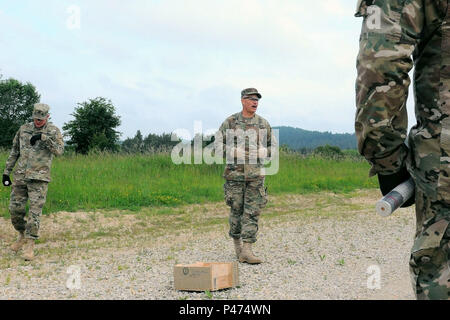 Le sergent de l'armée américaine. 1re classe Michael P. Perez, commandant de l'Observateur Coach Trainer Academy, donne fournit des mesures de sécurité pour la manipulation des pièces pyrotechniques à l'opération Réponse rapide à Hohenfels JMRC Domaine de formation dans le sud-est de l'Allemagne, le 8 juin 2016. La réaction rapide de l'exercice est l'un des premiers événements de formation en intervention de crise militaire pour les forces aéroportées dans le monde. L'exercice est conçu pour améliorer l'état de préparation de la base de combat de la Force de réaction des Etats-Unis dans le monde -- en ce moment la 82e Division aéroportée, 1ère Brigade Combat Team -- d'effectuer une intervention rapide, joint-forcibl Banque D'Images