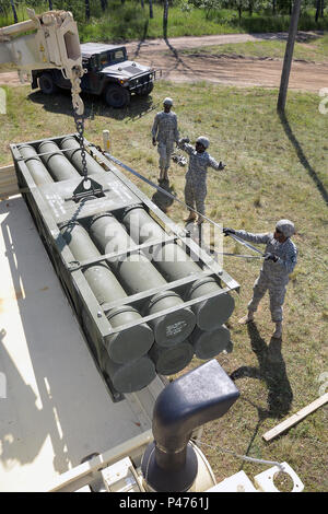 Soldats affectés au 5e bataillon du 113e Régiment d'artillerie (High Mobility Artillery Rocket System), la Garde nationale de Caroline du Nord, vis de fusée simulé au cours de la formation des tubes des opérations à Drawsko Pomorski Domaine de formation, la Pologne, dans le cadre de l'exercice Anakonda 16 Juin 3, 2016. Une16 est l'un de l'armée américaine en Europe le multinationaux de formation. Il s'agit d'un exercice national polonais qui vise à former, de l'exercice, et d'intégrer la commande nationale polonaise et la structure des forces alliées, dans un environnement multinational, conjoint. (U.S. La Garde nationale de l'armée photo par le Sgt. 1re classe Robert Jo Banque D'Images