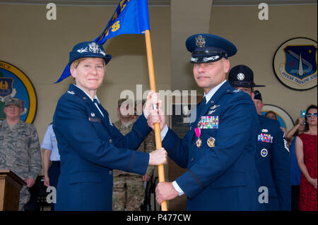 Maxwell AFB, Ala. - Colonel Patricia D. Hoffman, Commandant, Jeanne M. Holm Centre pour le développement des adhésions et des citoyens, préside l'École de formation au cours de la cérémonie de passation de commandement de la classe 16-07'S OTS au rassemblement de fin de champ de parade Welch, le 17 juin 2016. Le Colonel Scott M. Lockwood, Commandant sortant, l'OTS, a reçu la Légion du Mérite et a agi comme le défilé de l'hôte. (Photo par Melanie Rodgers Cox/libérés) Banque D'Images