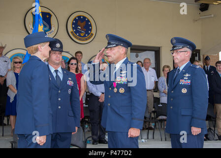 Maxwell AFB, Ala. - Colonel Patricia D. Hoffman, Commandant, Jeanne M. Holm Centre pour le développement des adhésions et des citoyens, préside l'École de formation au cours de la cérémonie de passation de commandement de la classe 16-07'S OTS au rassemblement de fin de champ de parade Welch, le 17 juin 2016. Le Colonel Scott M. Lockwood (centre), Commandant sortant, l'OTS, a reçu la Légion du Mérite et a agi comme le défilé de l'hôte. Le colonel Stephen P. Frank, commandant entrant, a pris le commandement. Le sergent-chef Jeremy Miller collations comme guidon porteur. (Photo de l'Armée de l'air par Trey Ward/libéré) Banque D'Images