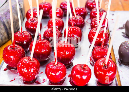 Pommes rouges sur un bâton en caramel miam miam Banque D'Images